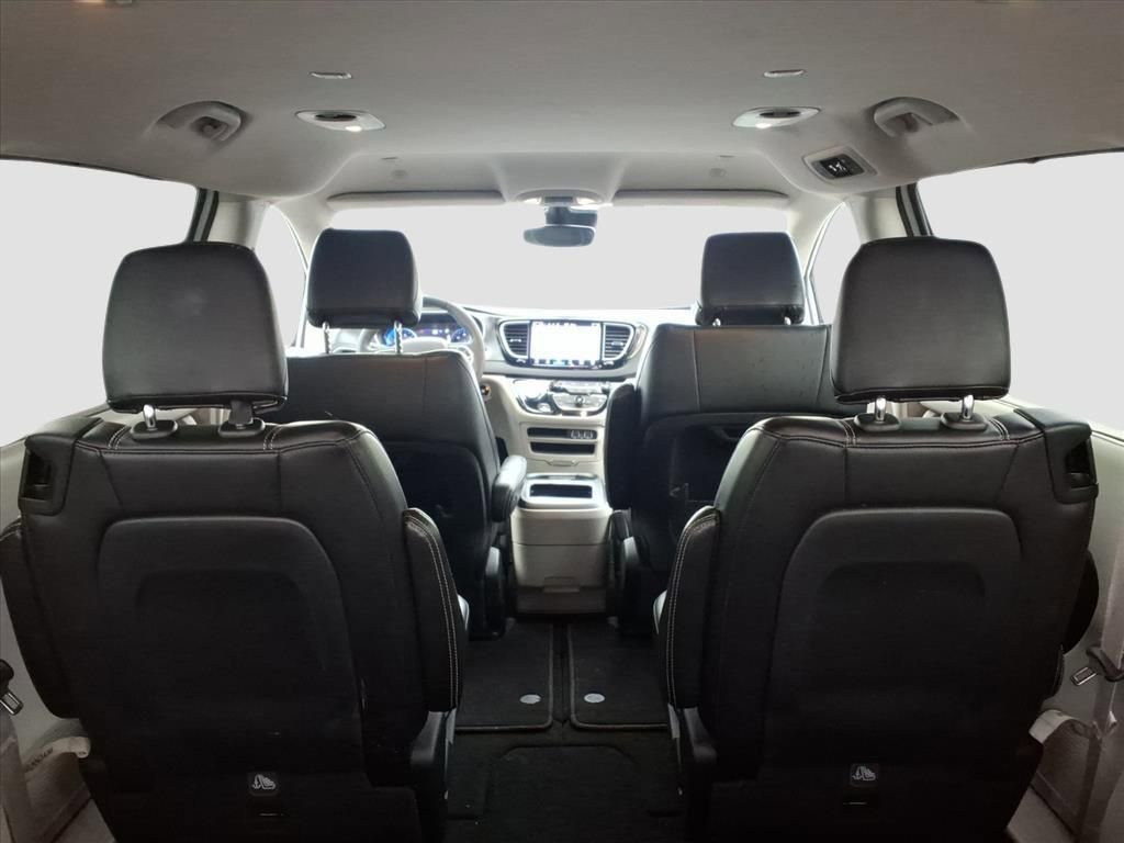 Used 2023 Chrysler Pacifica Touring-L image 14