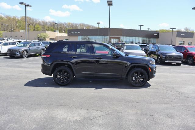 Used 2024 Jeep Grand Cherokee Limited w/ Luxury Tech Group II AWD/4WD image 8
