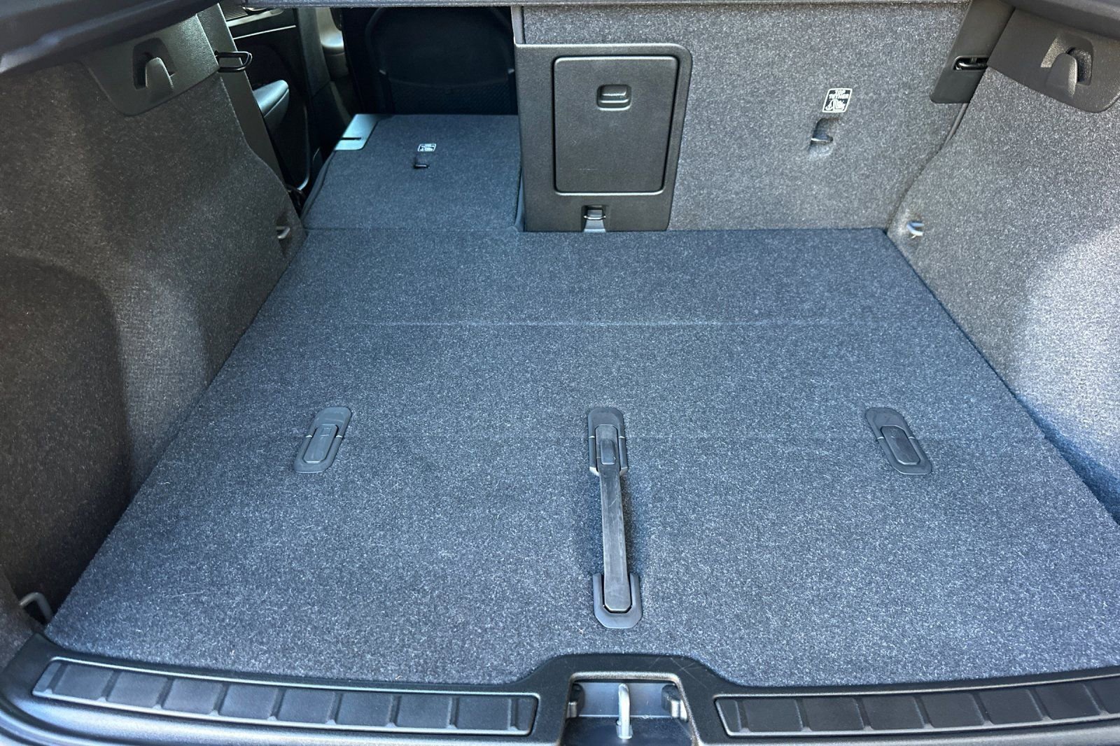 Used 2021 Volvo XC40 T5 Momentum w/ Premium Package image 18