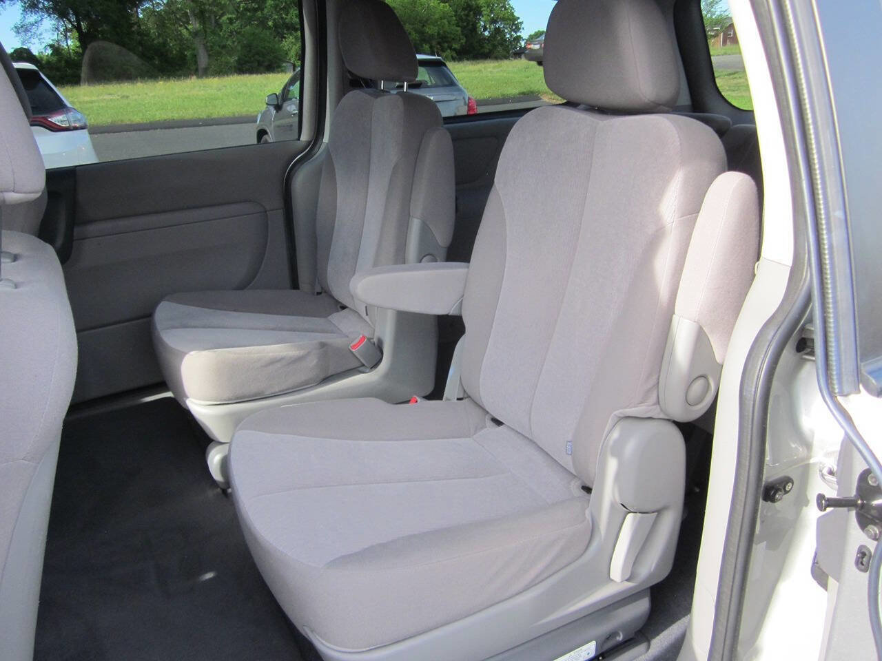 Used 2012 Kia Sedona LX w/ PWR Pkg FWD image 12