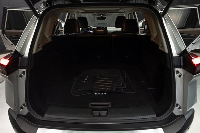 Used 2023 Nissan Rogue SL w/ SL Premium Package image 14