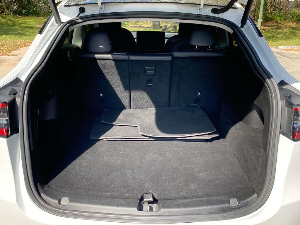 Used 2022 Tesla Model Y Long Range image 11