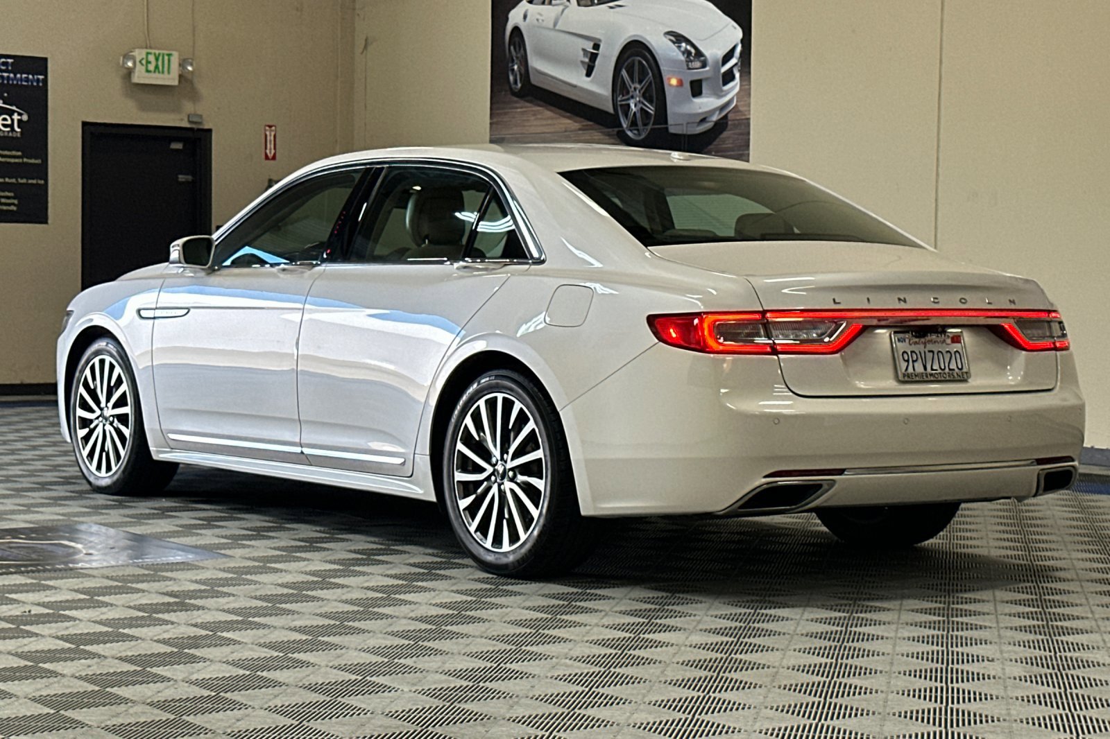 Used 2017 Lincoln Continental Select image 6