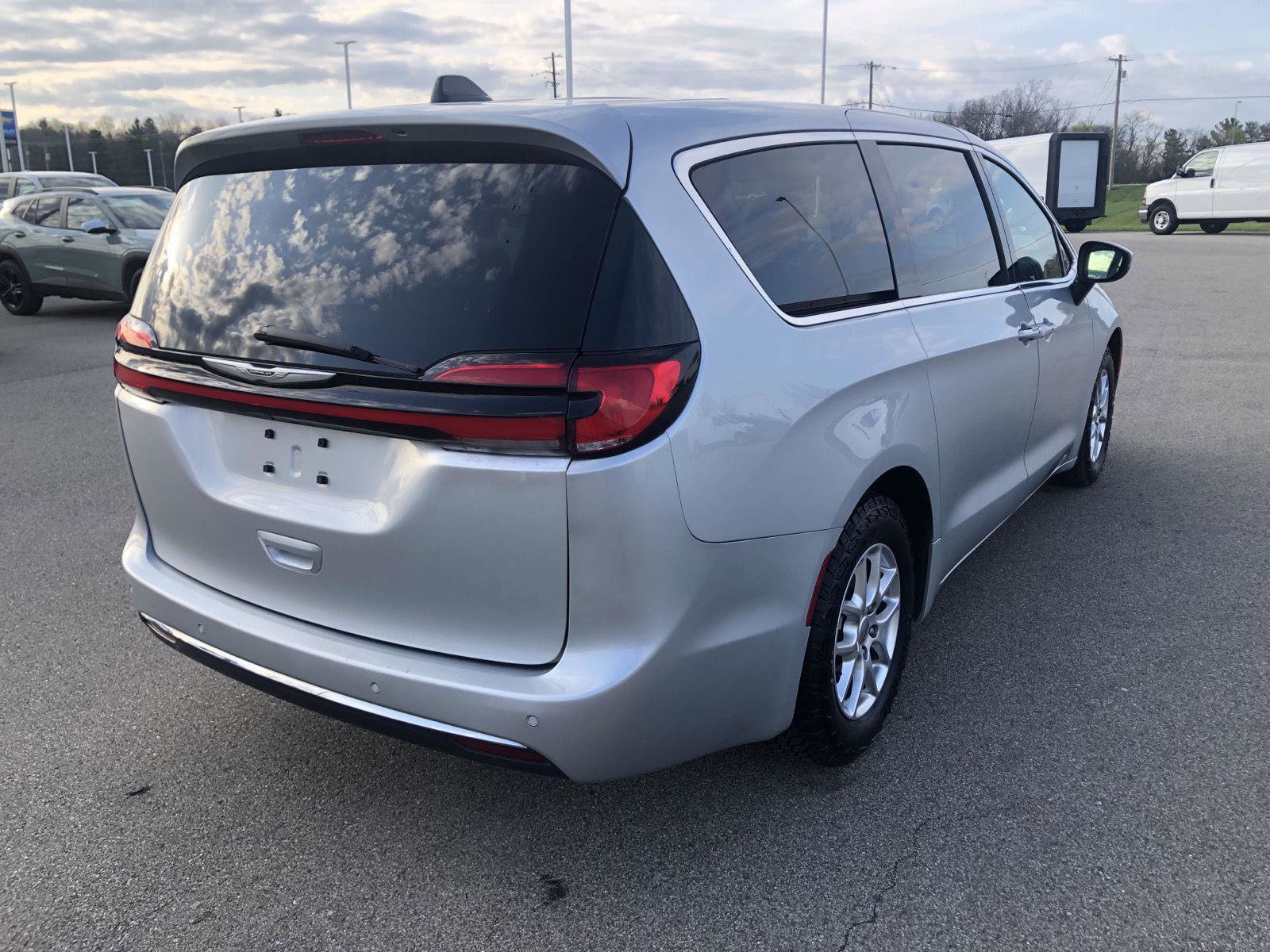 Used 2023 Chrysler Pacifica Touring FWD image 8