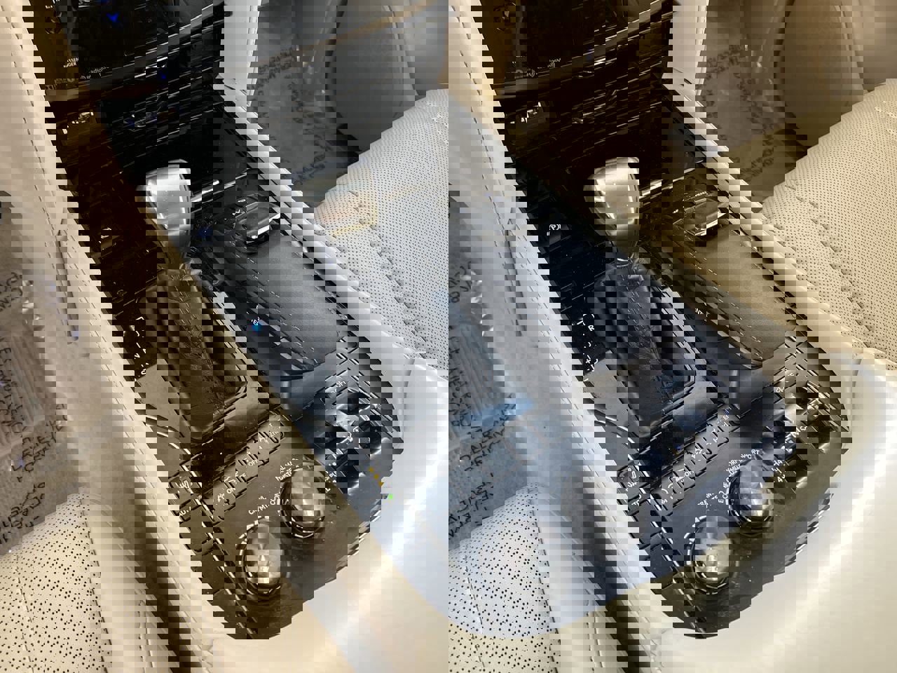 Used 2018 Lexus LX 570 4WD image 16