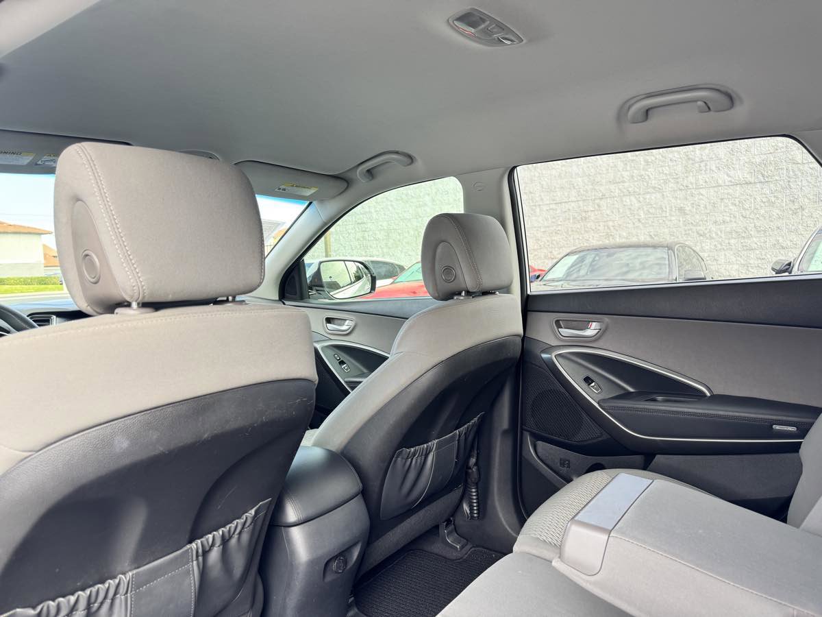 Used 2017 Hyundai Santa Fe SE w/ Cargo Package FWD image 29