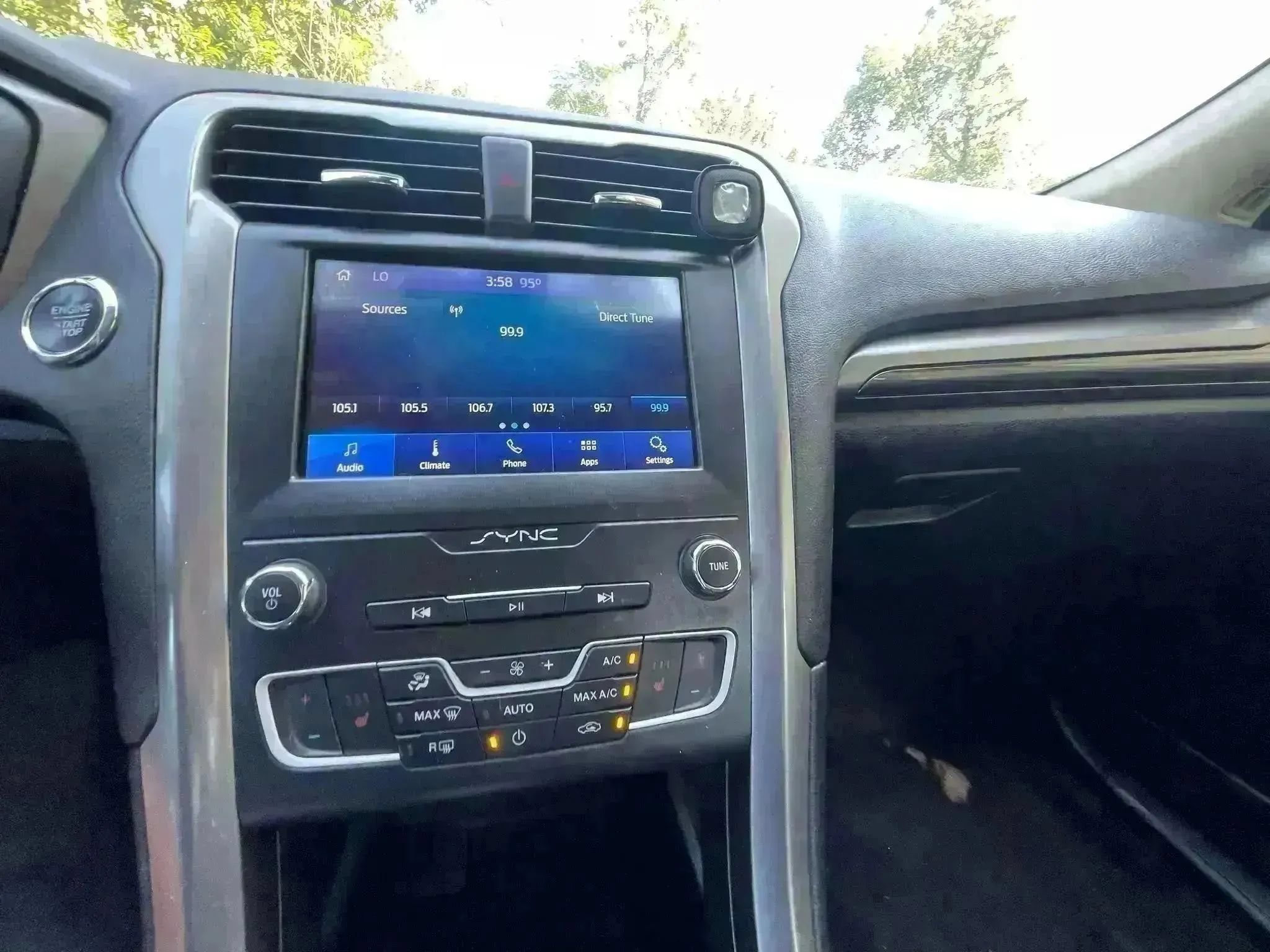 Used 2020 Ford Fusion SEL FWD image 12
