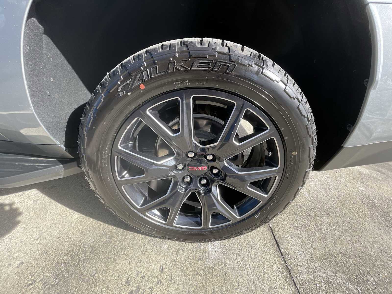 Used 2024 GMC Yukon XL SLT image 33