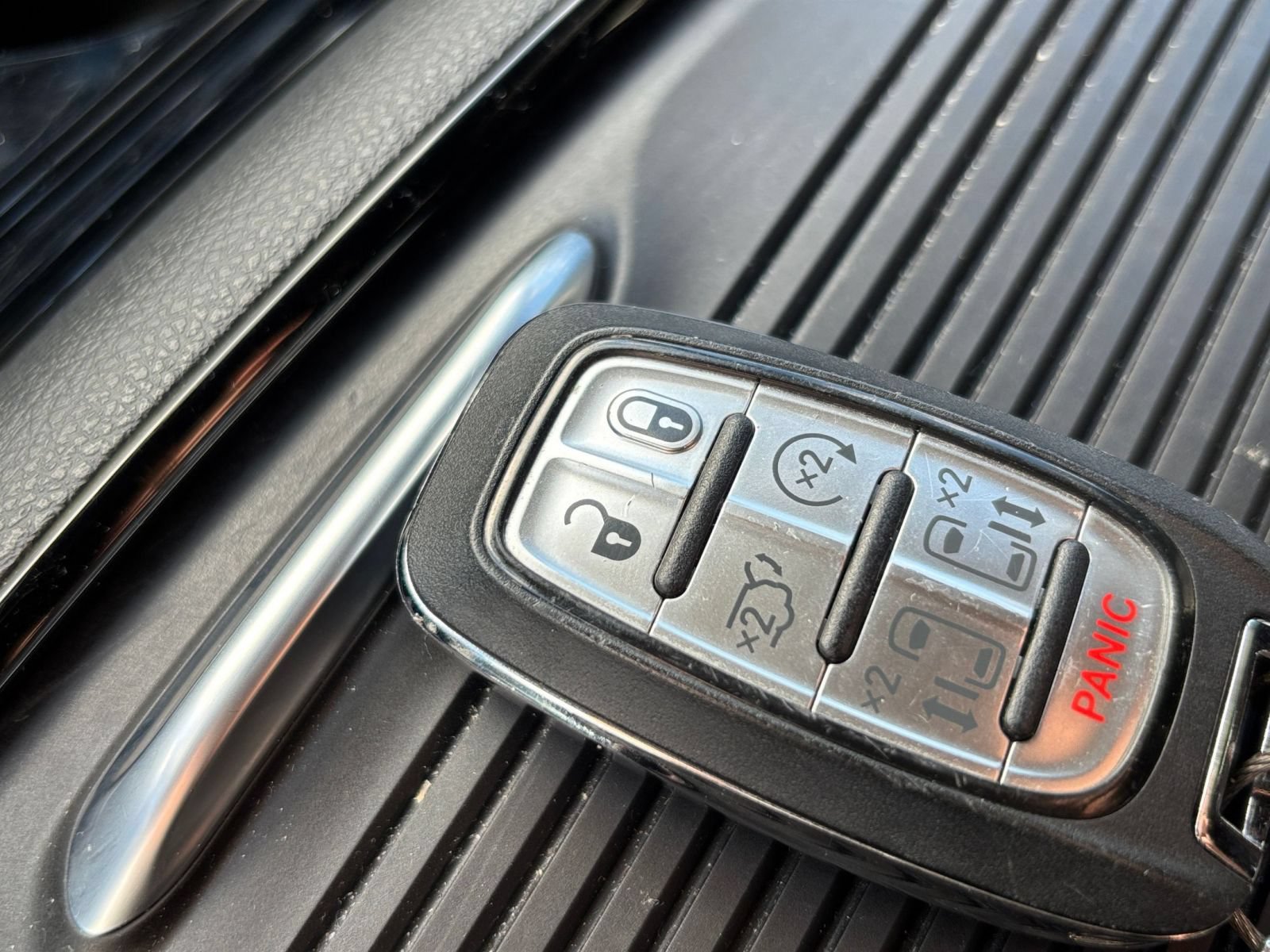 Used 2025 Chrysler Pacifica Limited FWD image 27