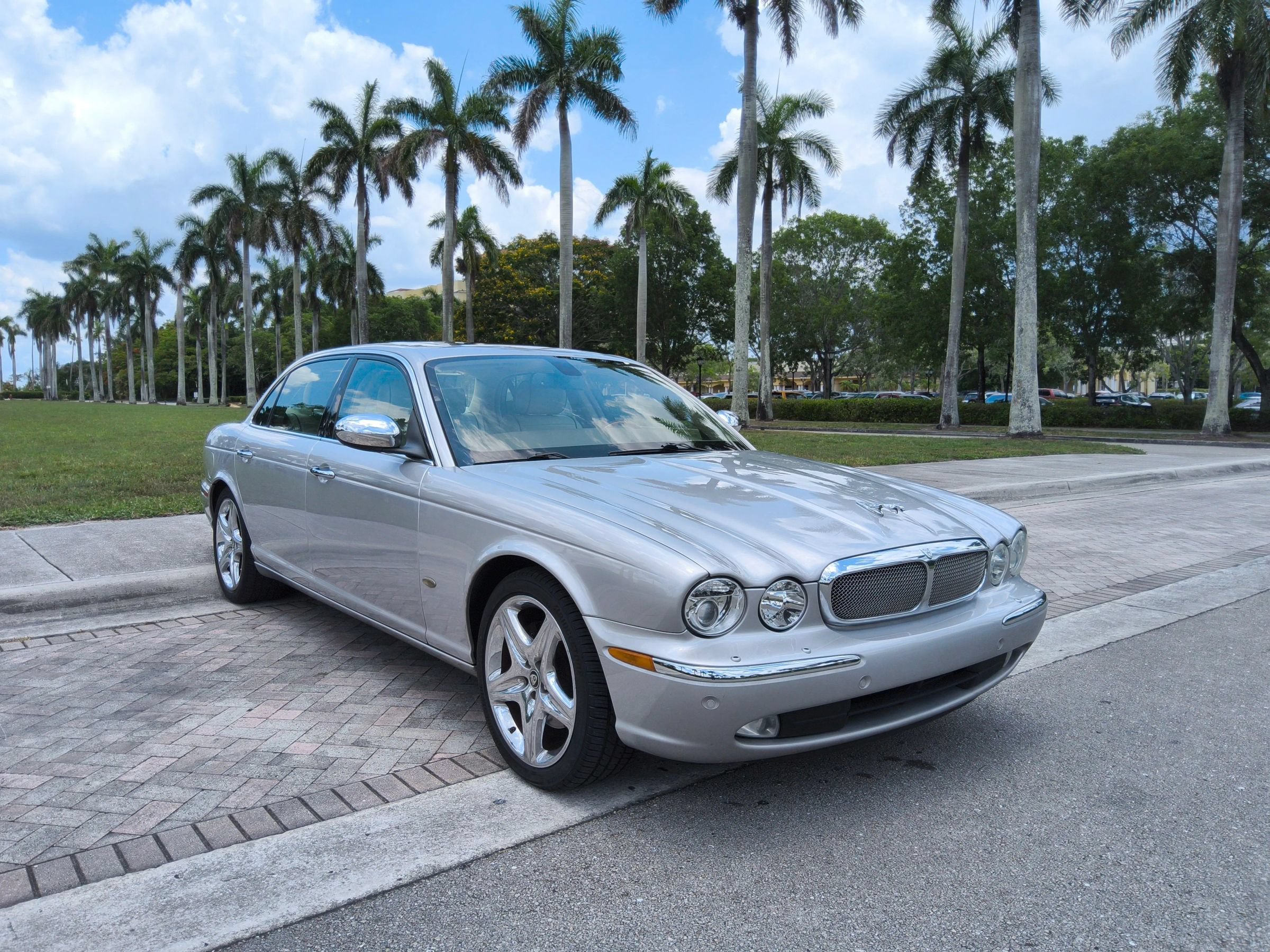 Used 2006 Jaguar XJ Vanden Plas RWD image 1