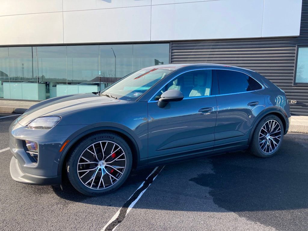 Used 2025 Porsche Macan 4S Electric image 8