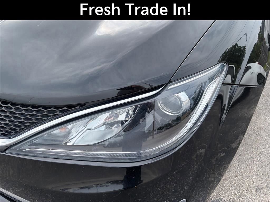 Used 2017 Chrysler Pacifica Touring-L FWD image 4