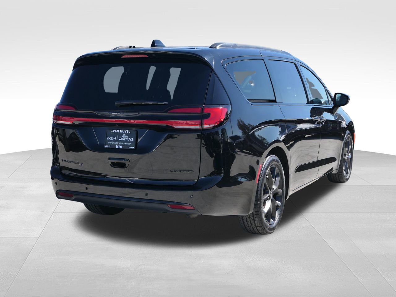Used 2025 Chrysler Pacifica Limited image 2