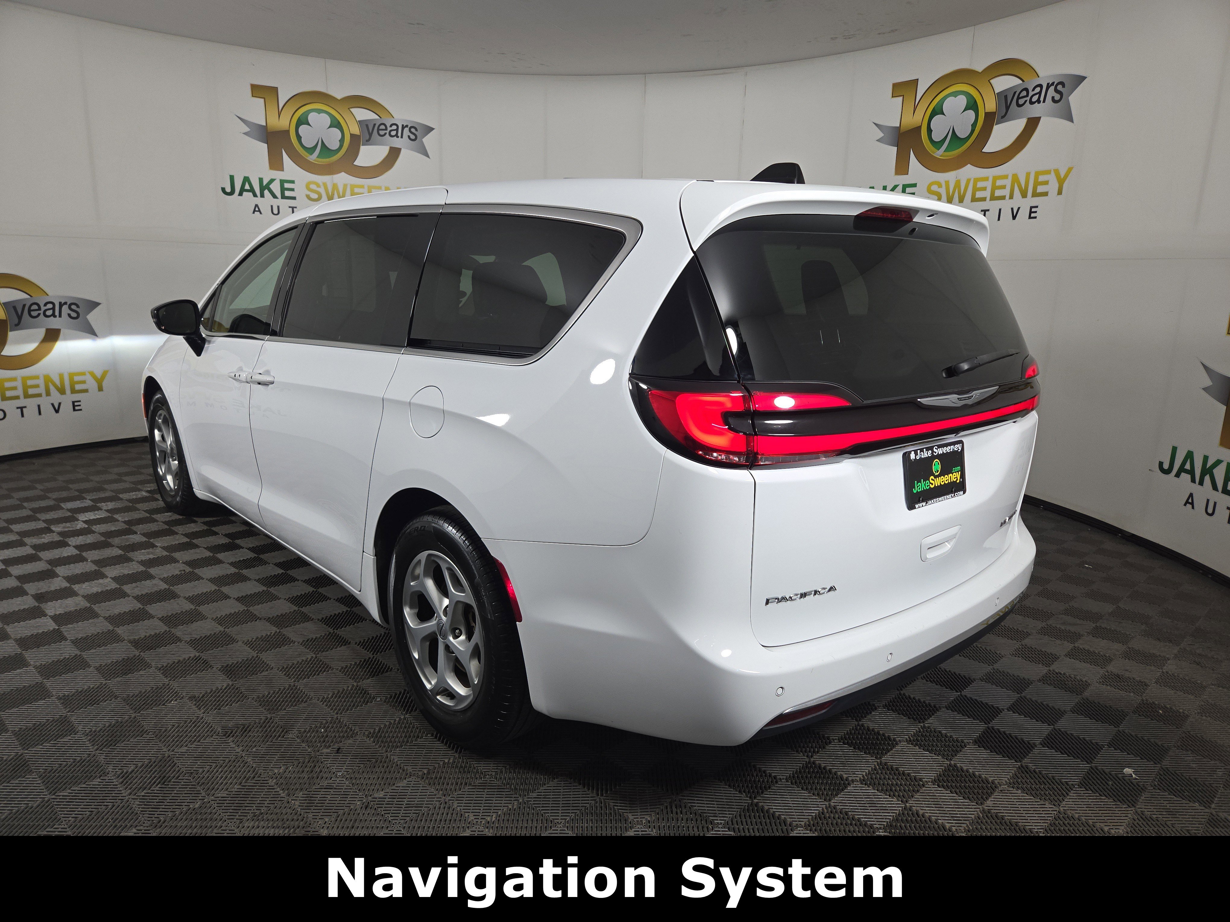 Used 2024 Chrysler Pacifica Limited image 6