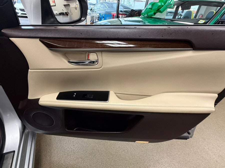 Used 2016 Lexus ES 350 w/ Luxury Package w/Wood Trim image 32