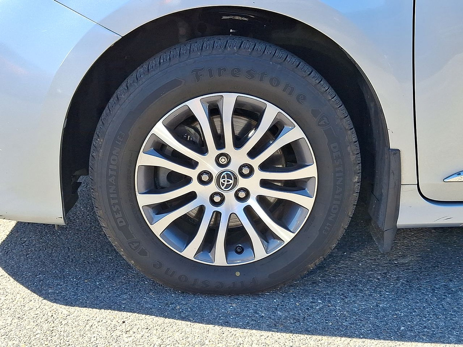 Used 2019 Toyota Sienna XLE w/ XLE Navigation Package FWD image 16