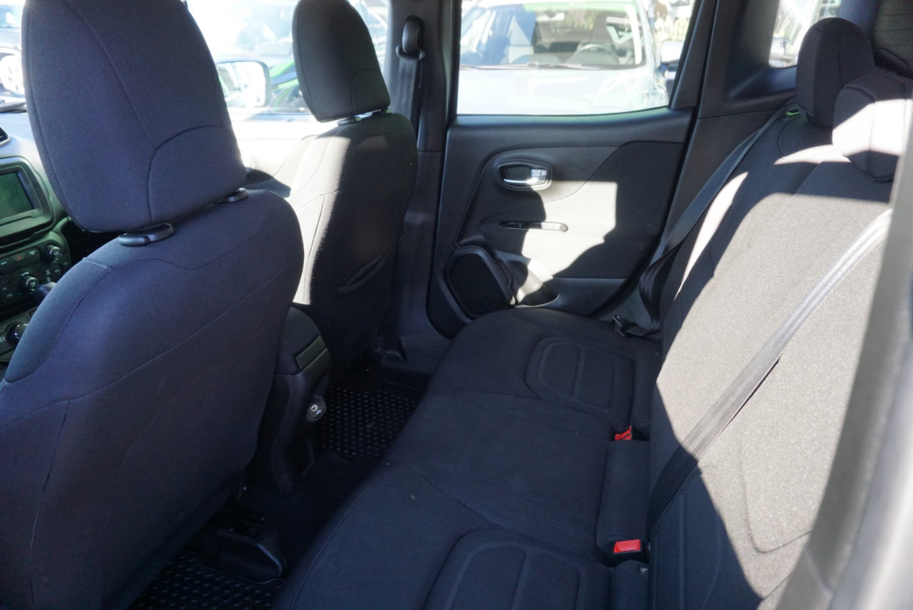 Used 2020 Jeep Renegade Latitude w/ Cold Weather Group image 9