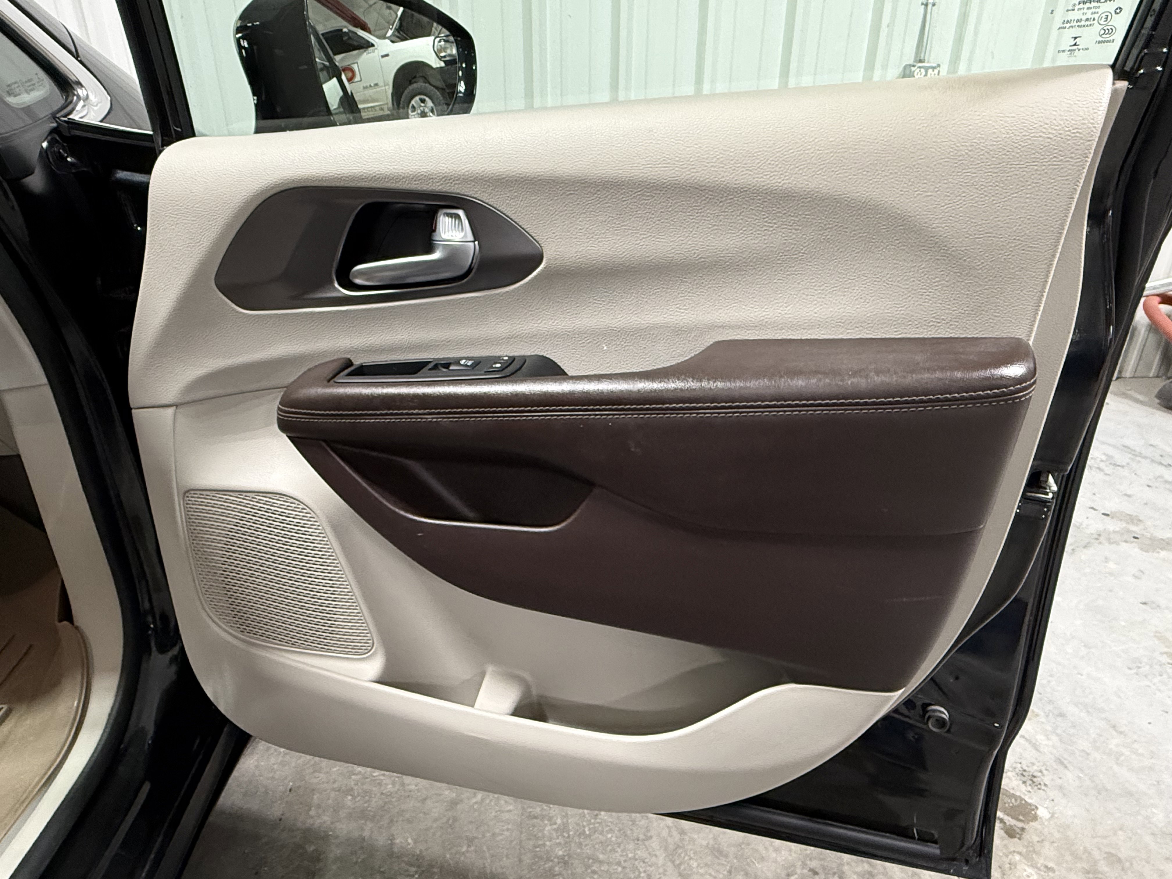 Used 2018 Chrysler Pacifica Touring-L FWD image 9