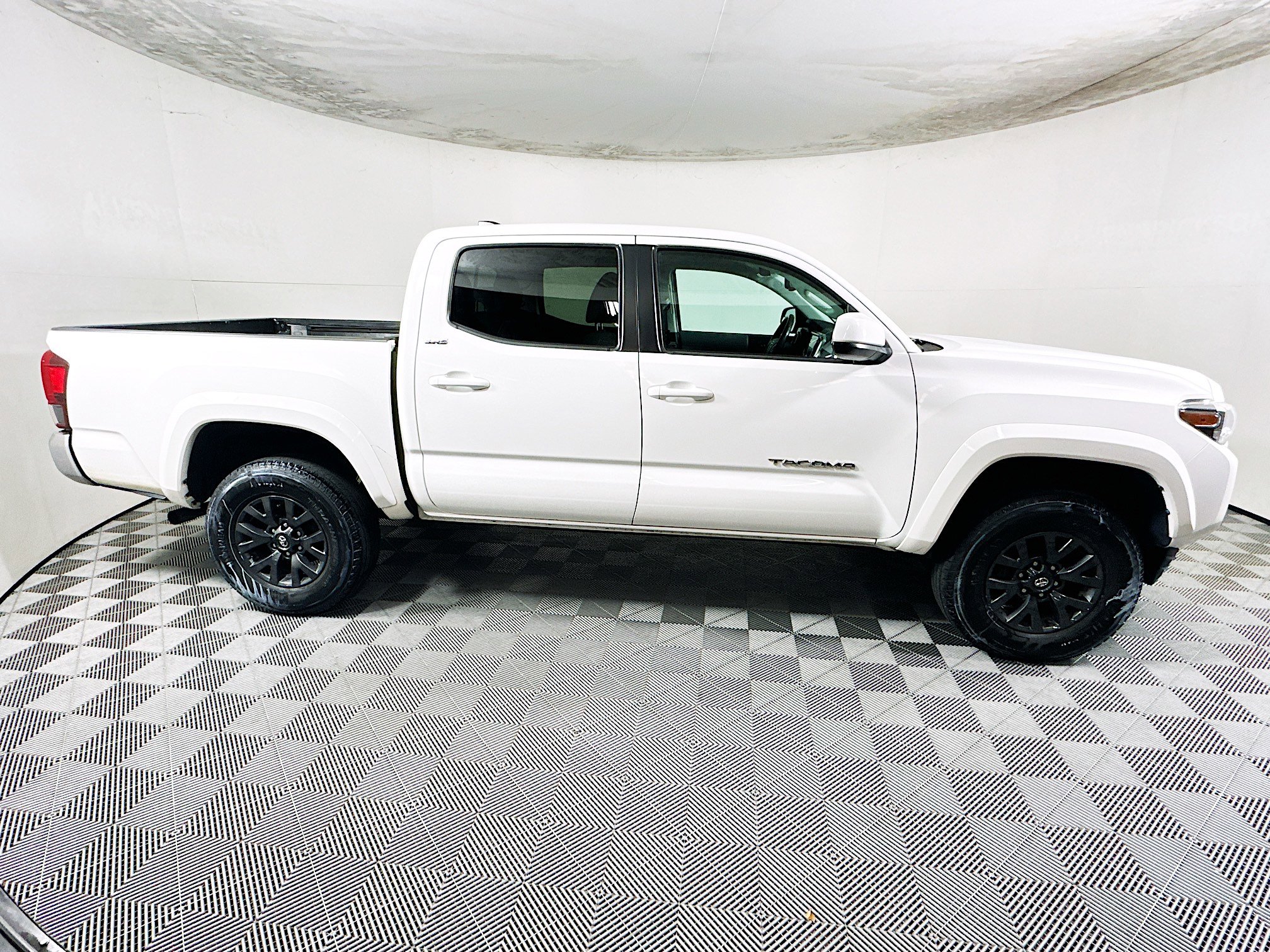 Used 2021 Toyota Tacoma SR5 RWD image 2