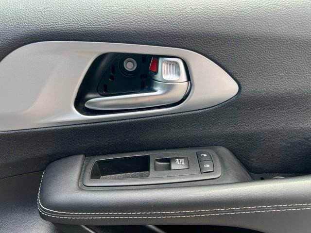 Used 2025 Chrysler Pacifica Limited FWD image 38