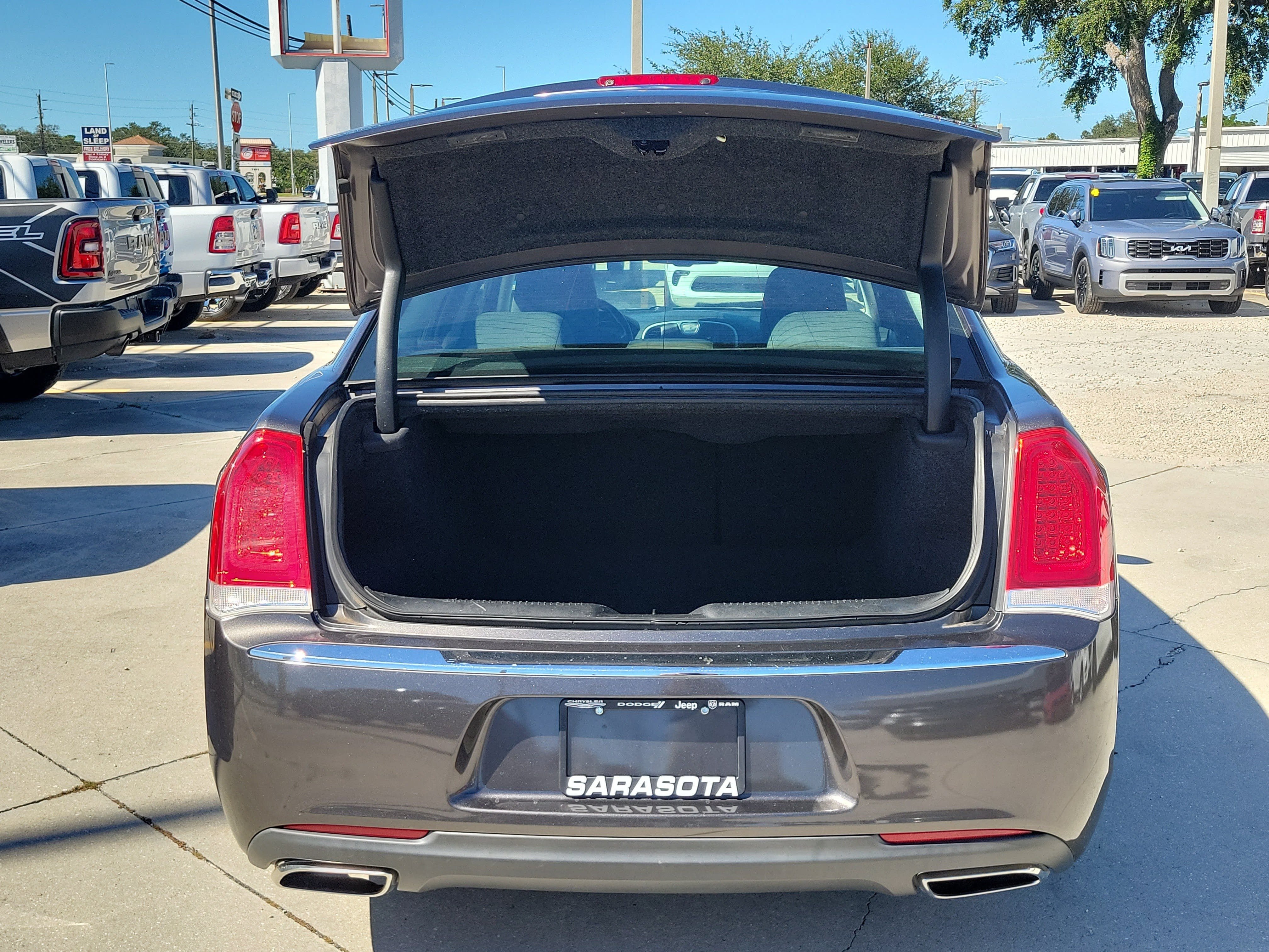 Used 2019 Chrysler 300 Touring RWD image 7