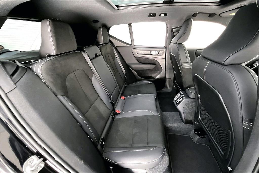 Certified 2025 Volvo XC40 B5 Plus image 36