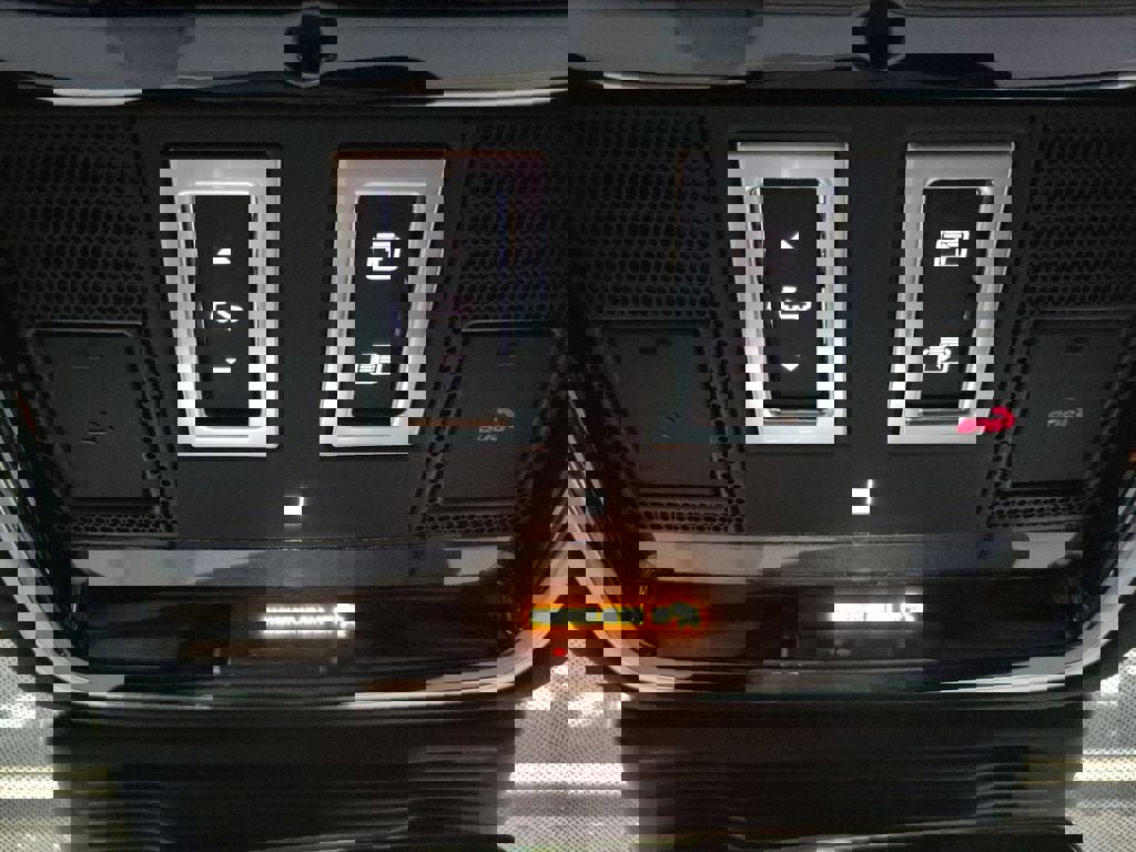 New 2026 Land Rover Range Rover Velar Dynamic SE image 21