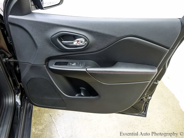 Used 2019 Jeep Cherokee Trailhawk AWD/4WD image 23