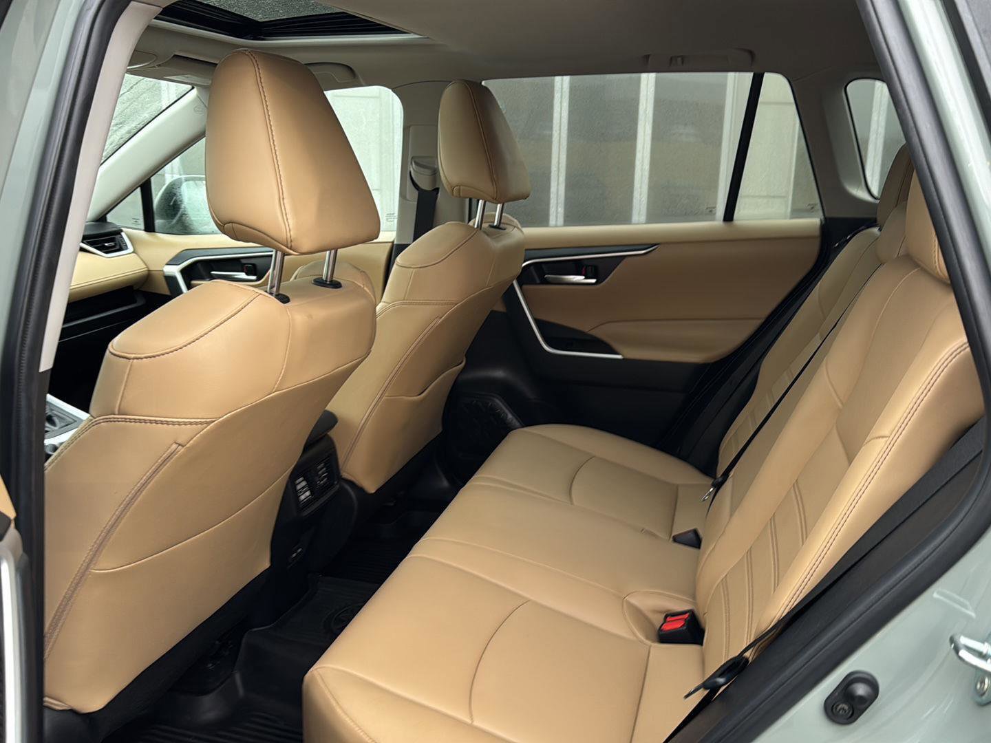 Used 2023 Toyota RAV4 XLE Premium image 9