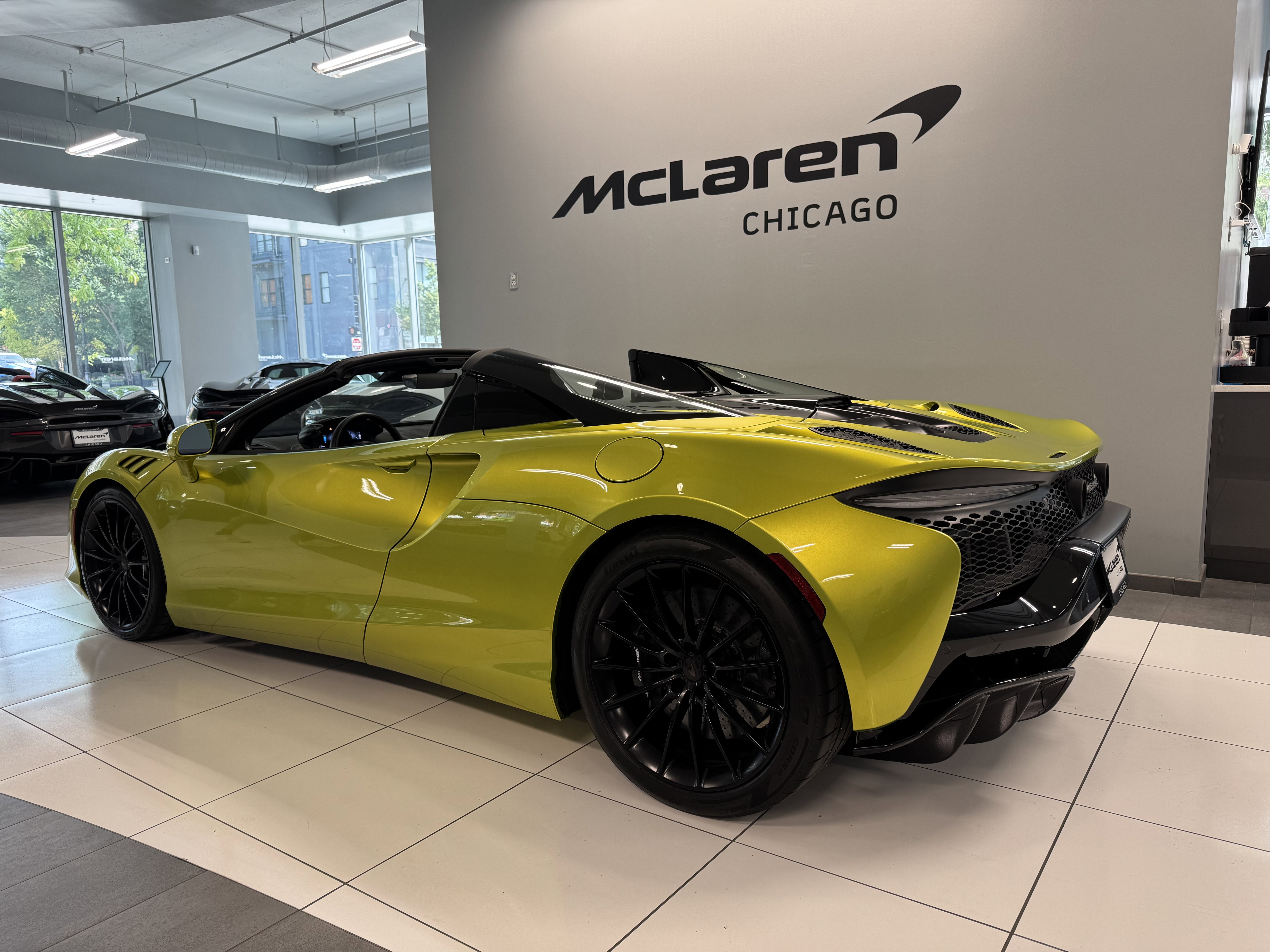 Used 2025 McLaren Artura Spider image 5