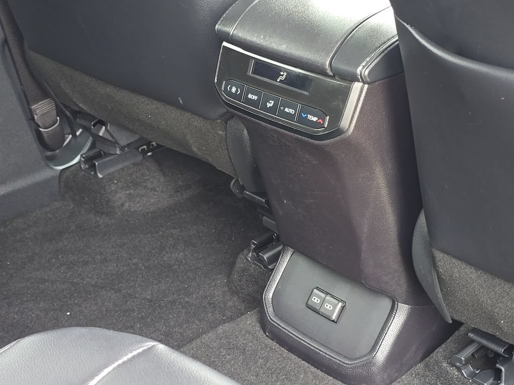 Used 2024 Toyota Highlander XLE AWD/4WD image 18