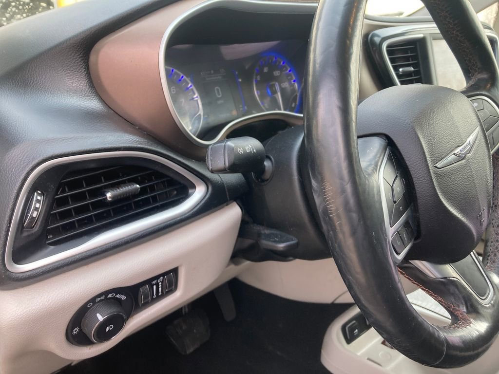 Used 2019 Chrysler Pacifica Touring-L FWD image 17