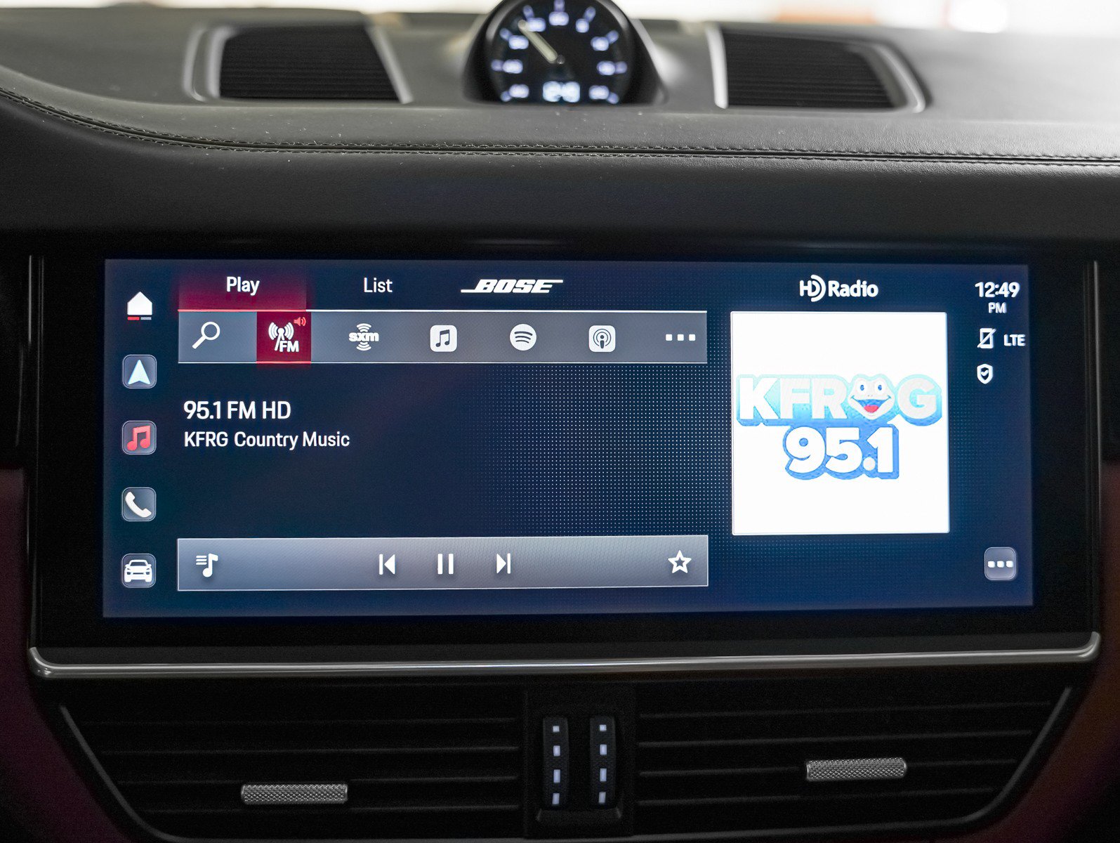 Certified 2022 Porsche Cayenne E-Hybrid w/ Premium Package image 22