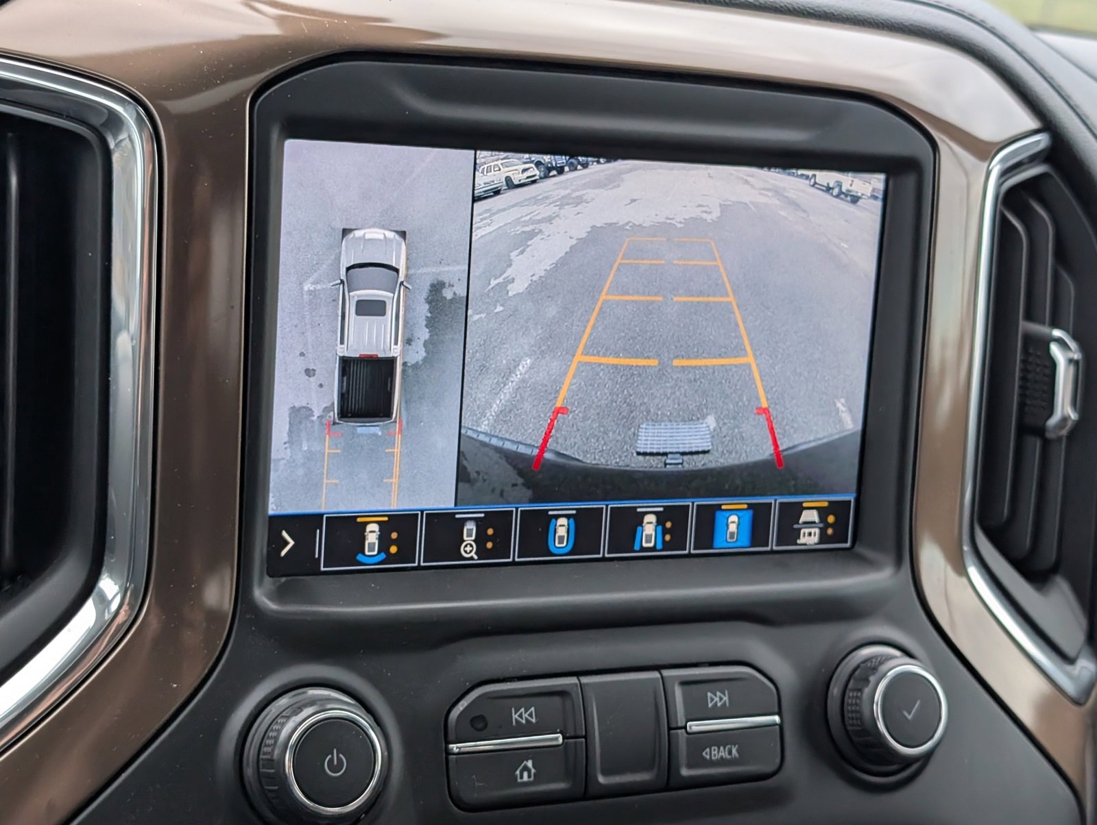 Used 2020 Chevrolet Silverado 1500 High Country w/ Technology Package image 9