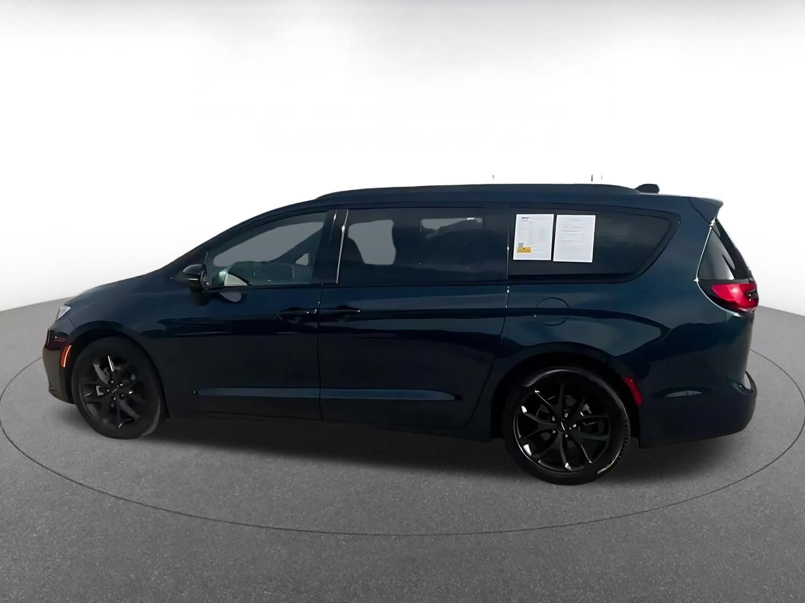 Used 2025 Chrysler Pacifica Limited FWD image 8