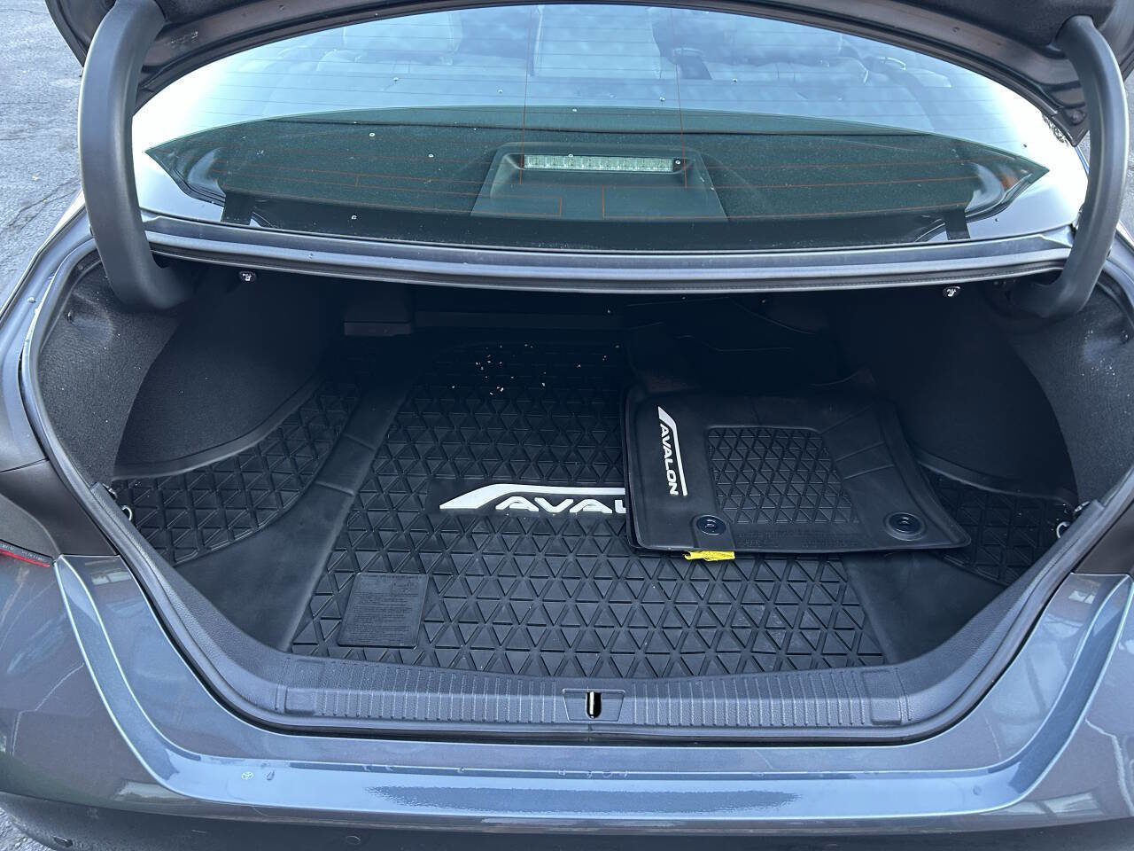 Used 2020 Toyota Avalon Limited image 20