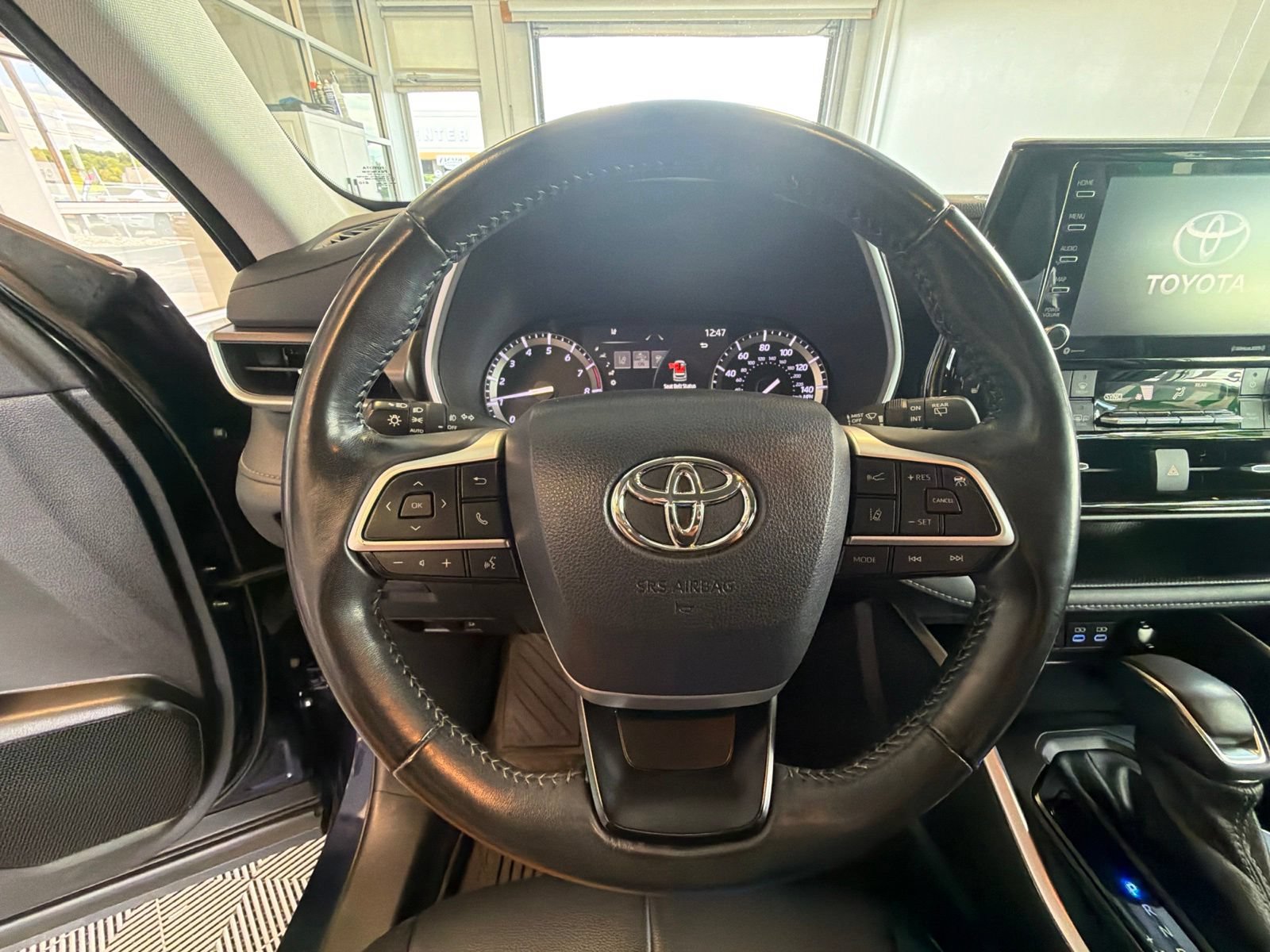 Used 2022 Toyota Highlander XLE AWD/4WD image 21