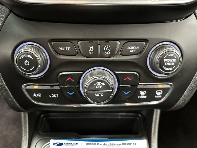 Used 2019 Jeep Cherokee Latitude Plus w/ Comfort/Convenience Group AWD/4WD image 18