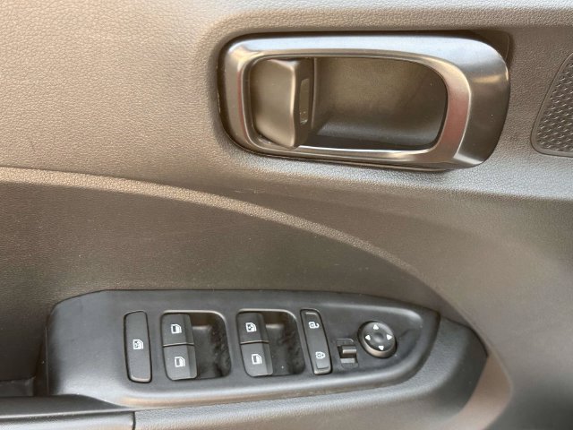 Used 2025 Hyundai Venue Limited FWD image 16