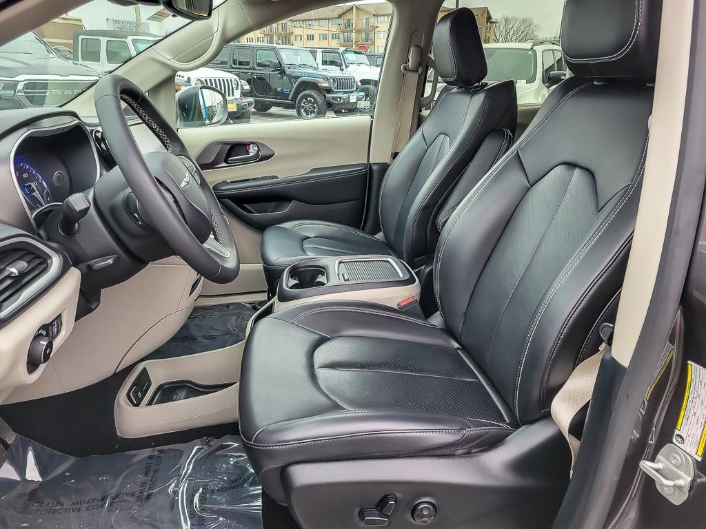 Used 2023 Chrysler Pacifica Touring-L image 9