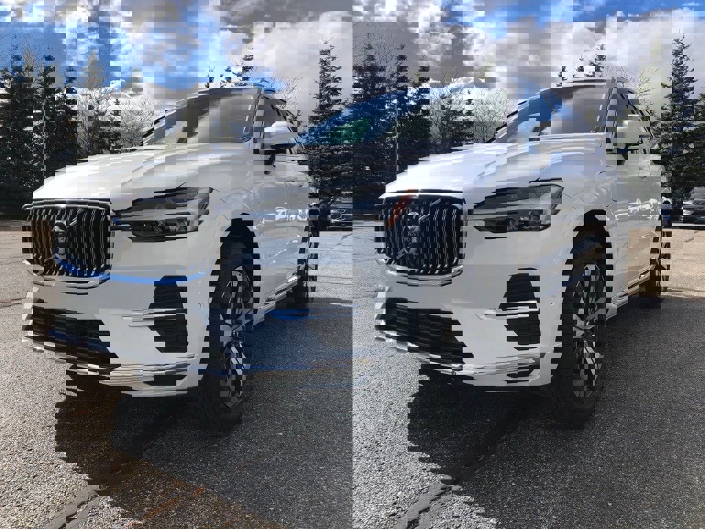 Used 2023 Volvo XC60 T8 Plus image 3