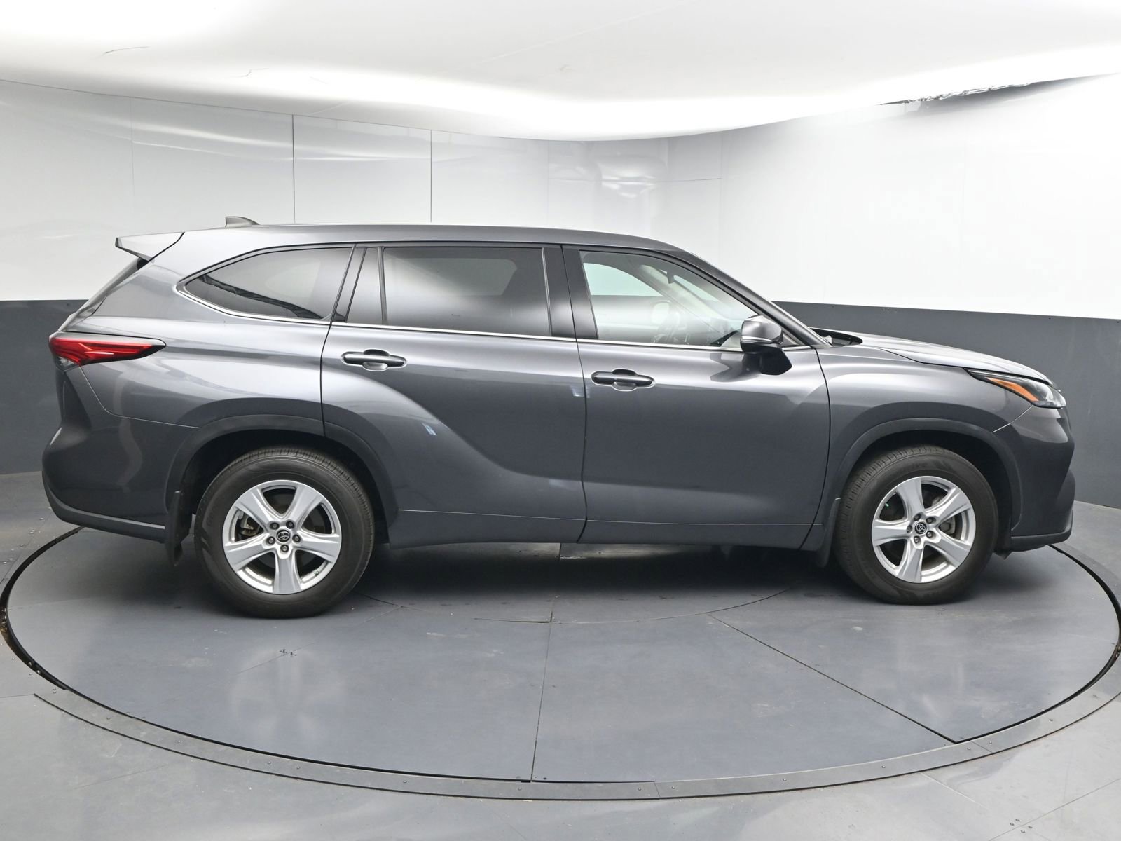 Used 2022 Toyota Highlander LE image 8