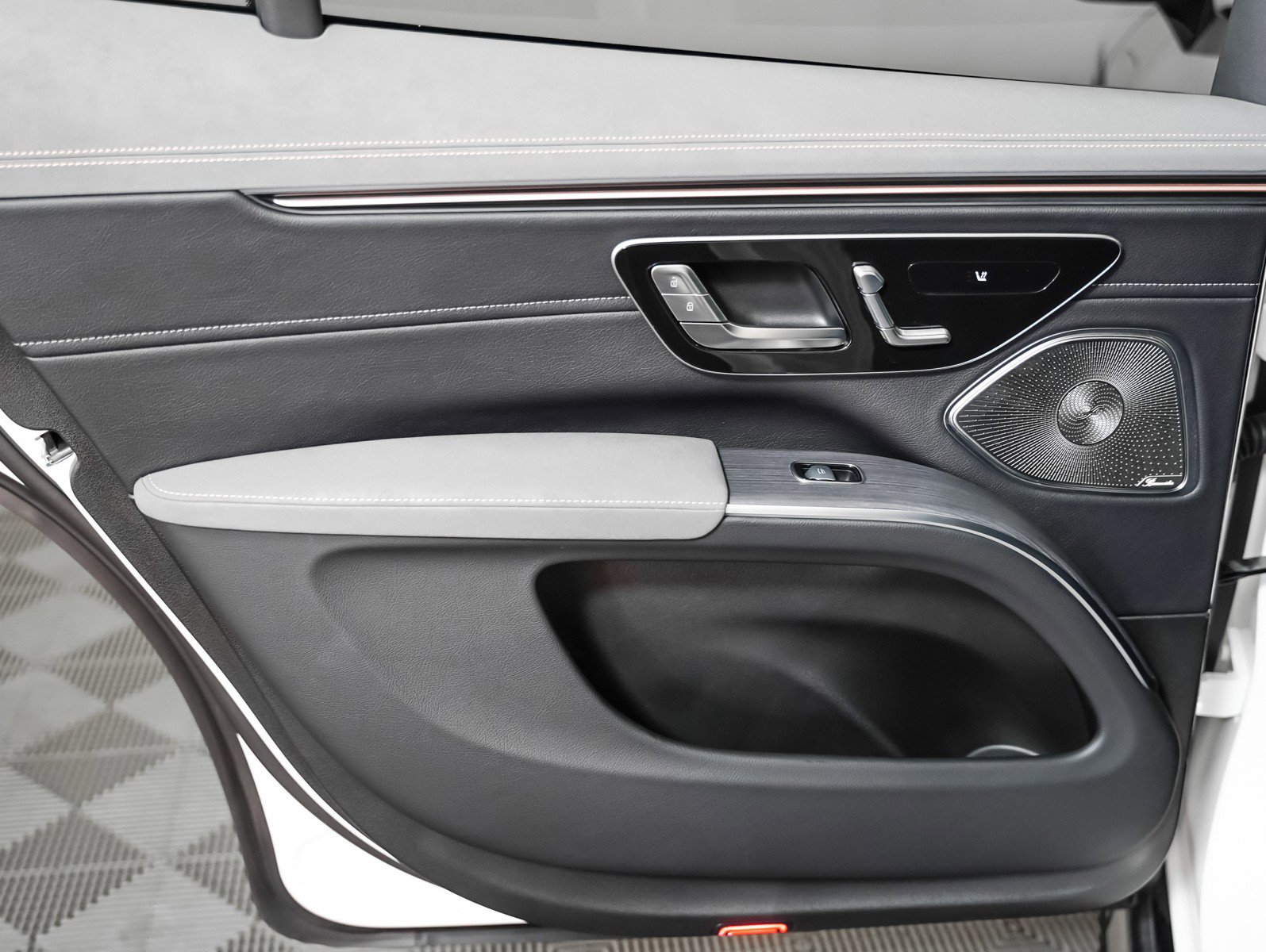 Certified 2023 Mercedes-Benz EQS 580 4MATIC SUV w/ Pinnacle Trim Package image 24