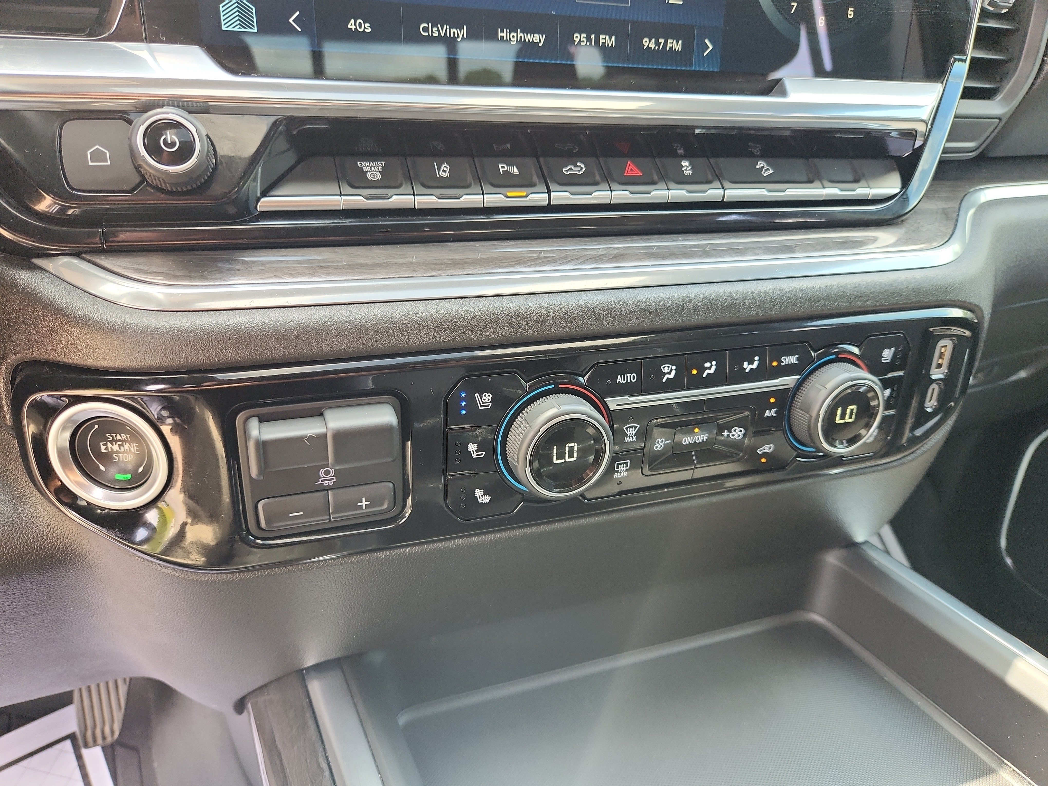 Used 2024 Chevrolet Silverado 2500 LTZ w/ LTZ Convenience Package AWD/4WD image 32