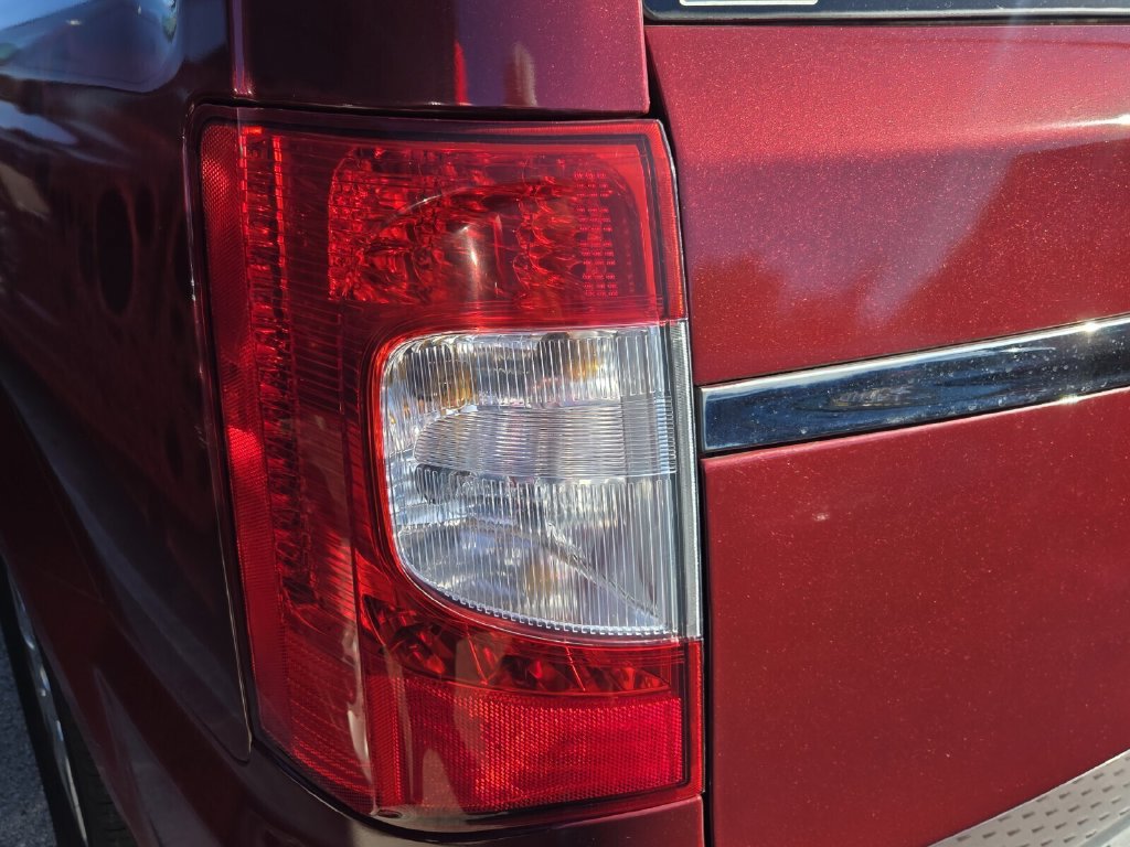 Used 2015 Chrysler Town & Country Touring FWD image 8