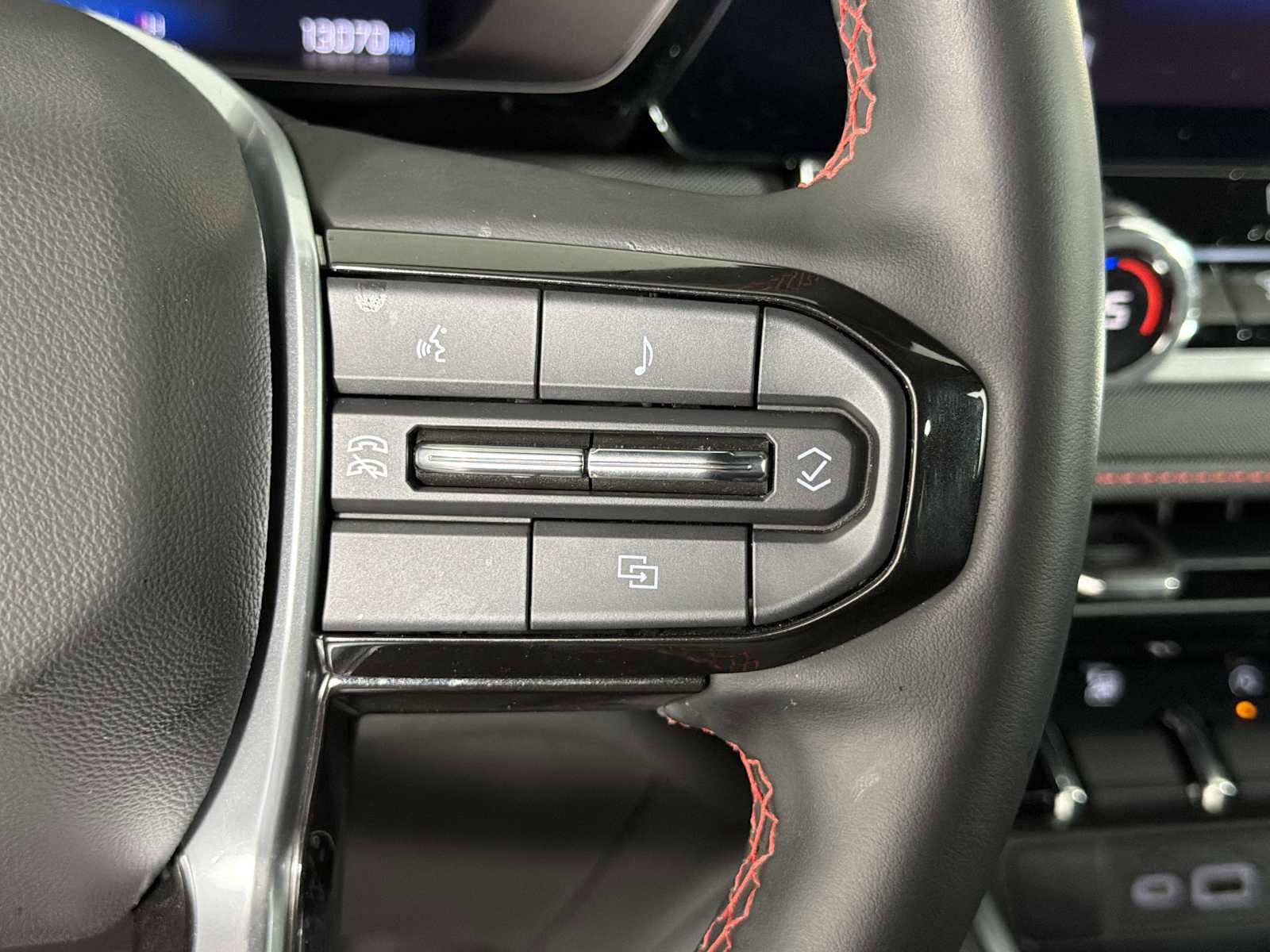 Certified 2024 Chevrolet Colorado Z71 w/ Z71 Convenience Package 2 image 24