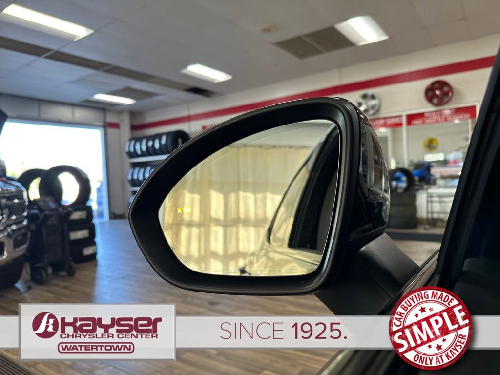 Used 2023 Buick Envision Essence w/ Technology Package I image 8