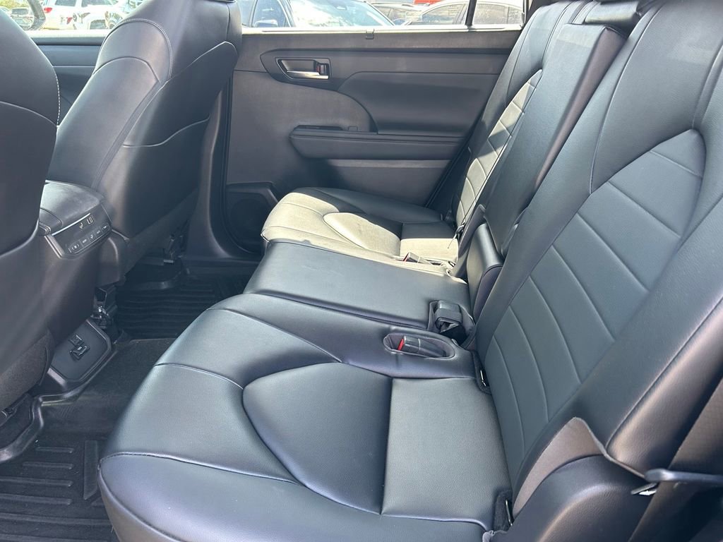 Used 2023 Toyota Highlander XLE image 17