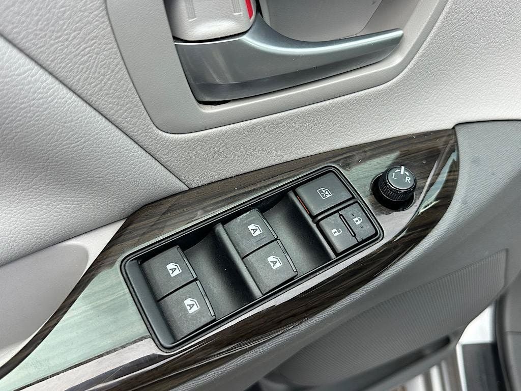Used 2017 Toyota Sienna XLE Premium FWD image 16