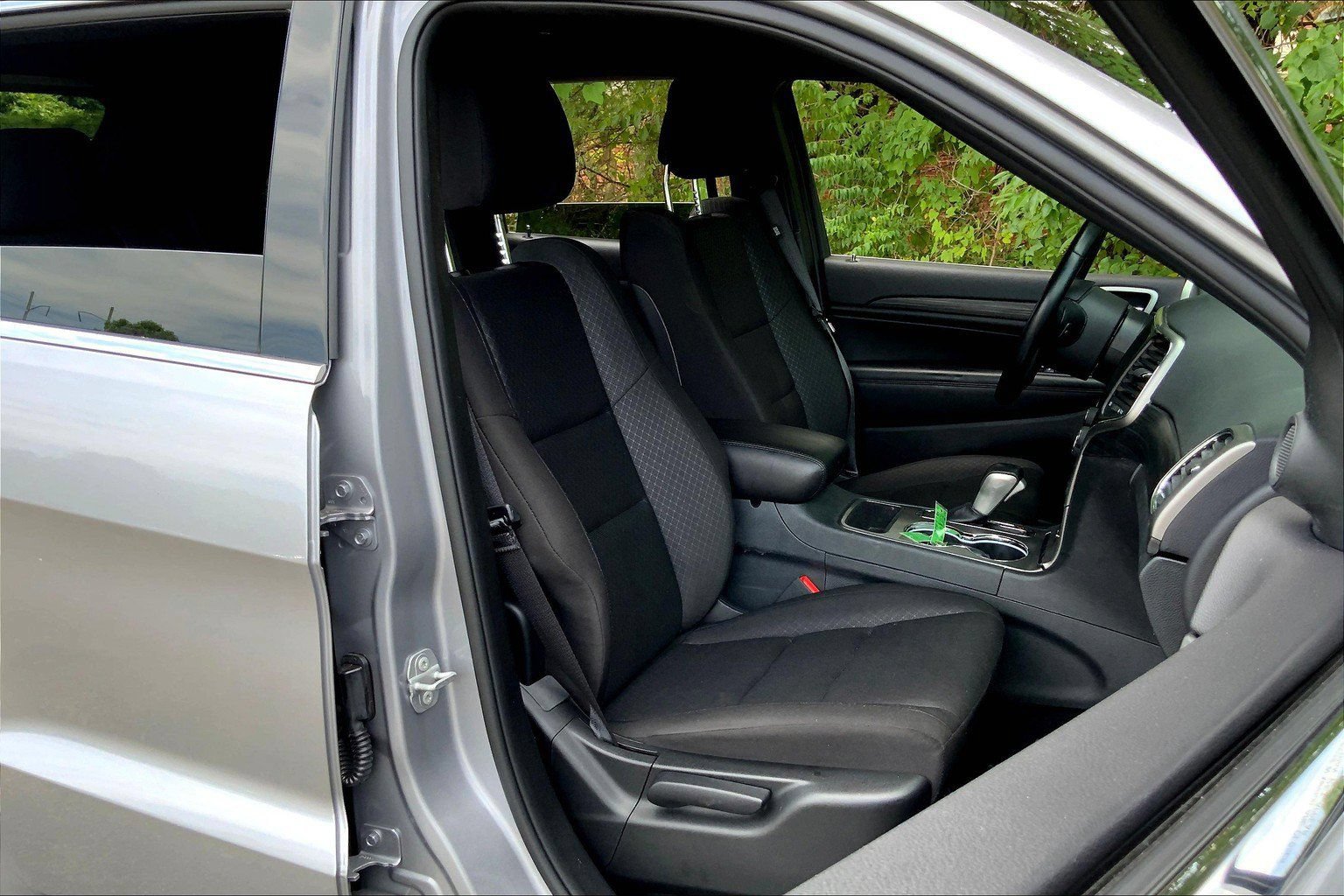 Used 2020 Jeep Grand Cherokee Laredo AWD/4WD image 6